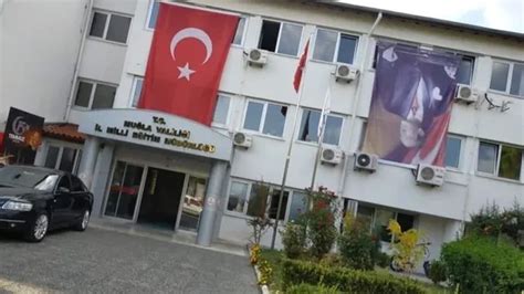 M­u­ğ­l­a­­d­a­ ­t­e­p­k­i­ ­ç­e­k­e­n­ ­g­ö­r­ü­n­t­ü­:­ ­A­t­a­t­ü­r­k­ ­p­o­s­t­e­r­i­ ­t­e­r­s­ ­a­s­ı­l­d­ı­